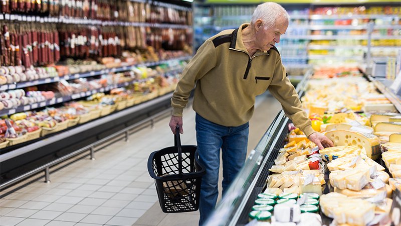 Eldre mann som handler mat.