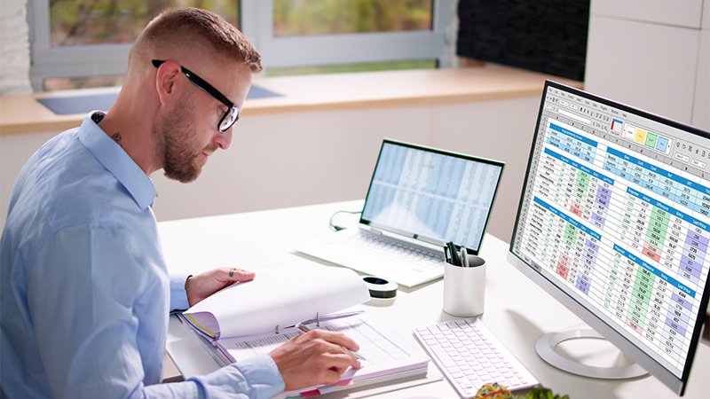 Regnskapsfører i god arbeidsflyt på kontoret.