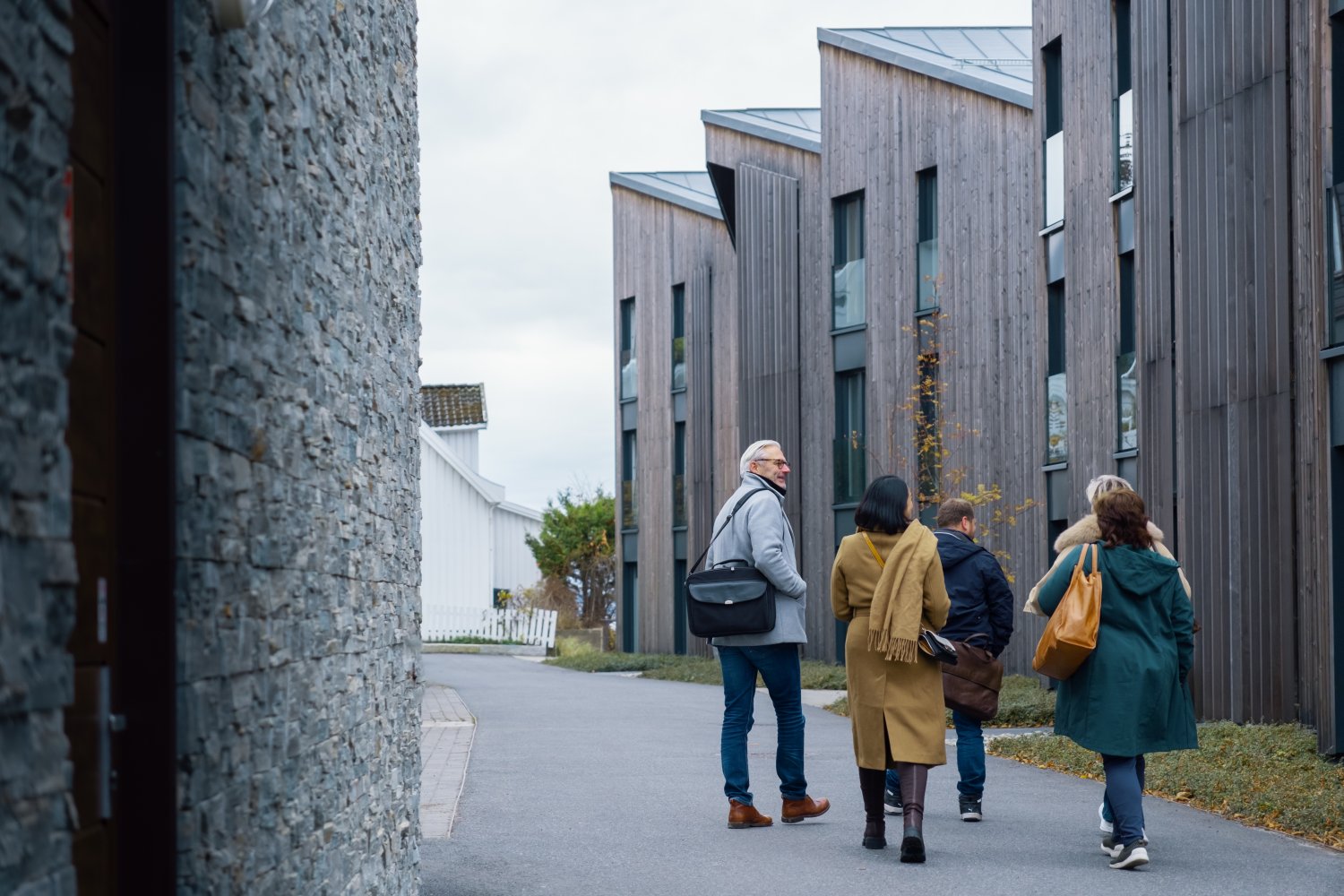 Gruppe på 5 på vei til boligbefaring.
