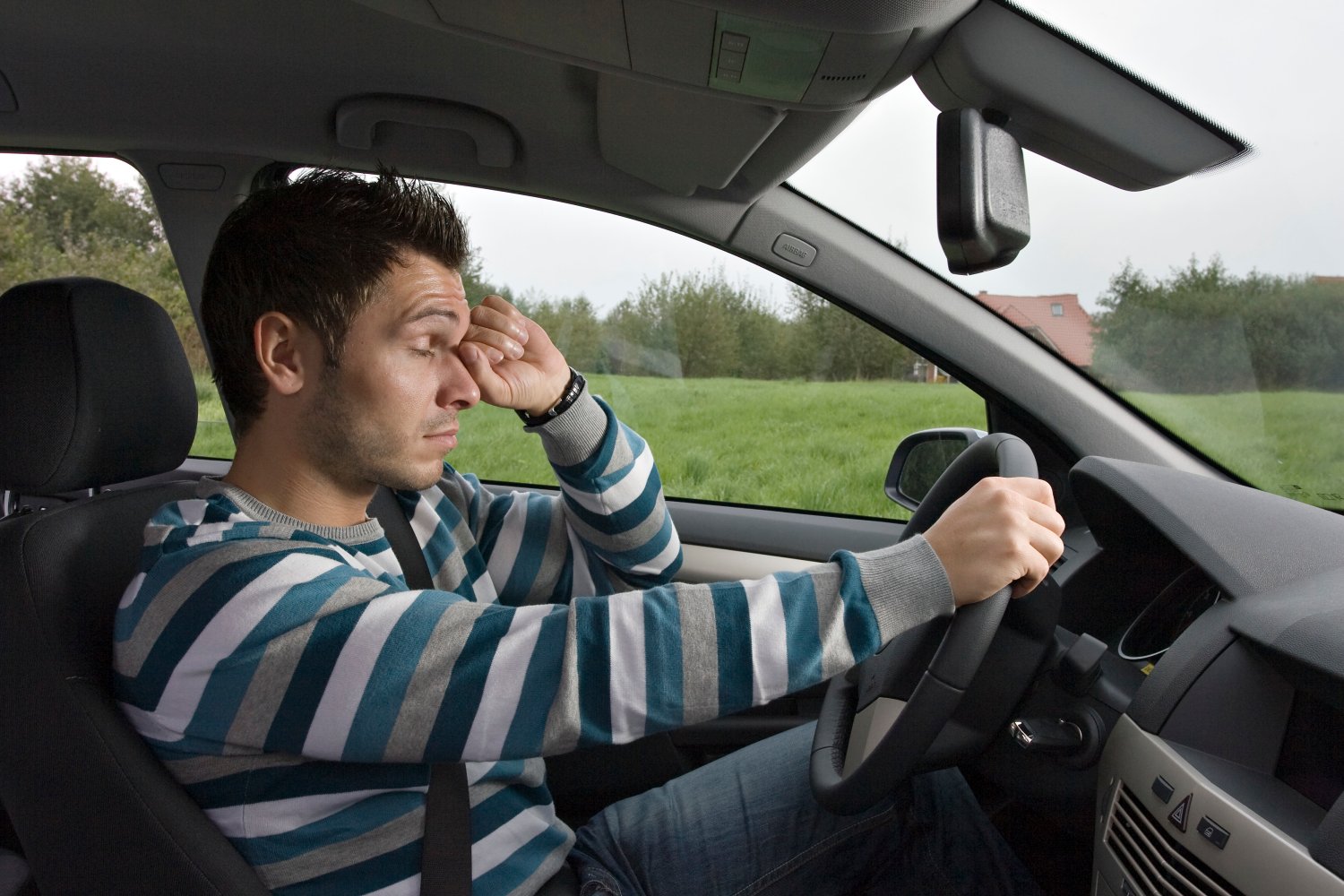 Trøtt sjåfør bak rattet