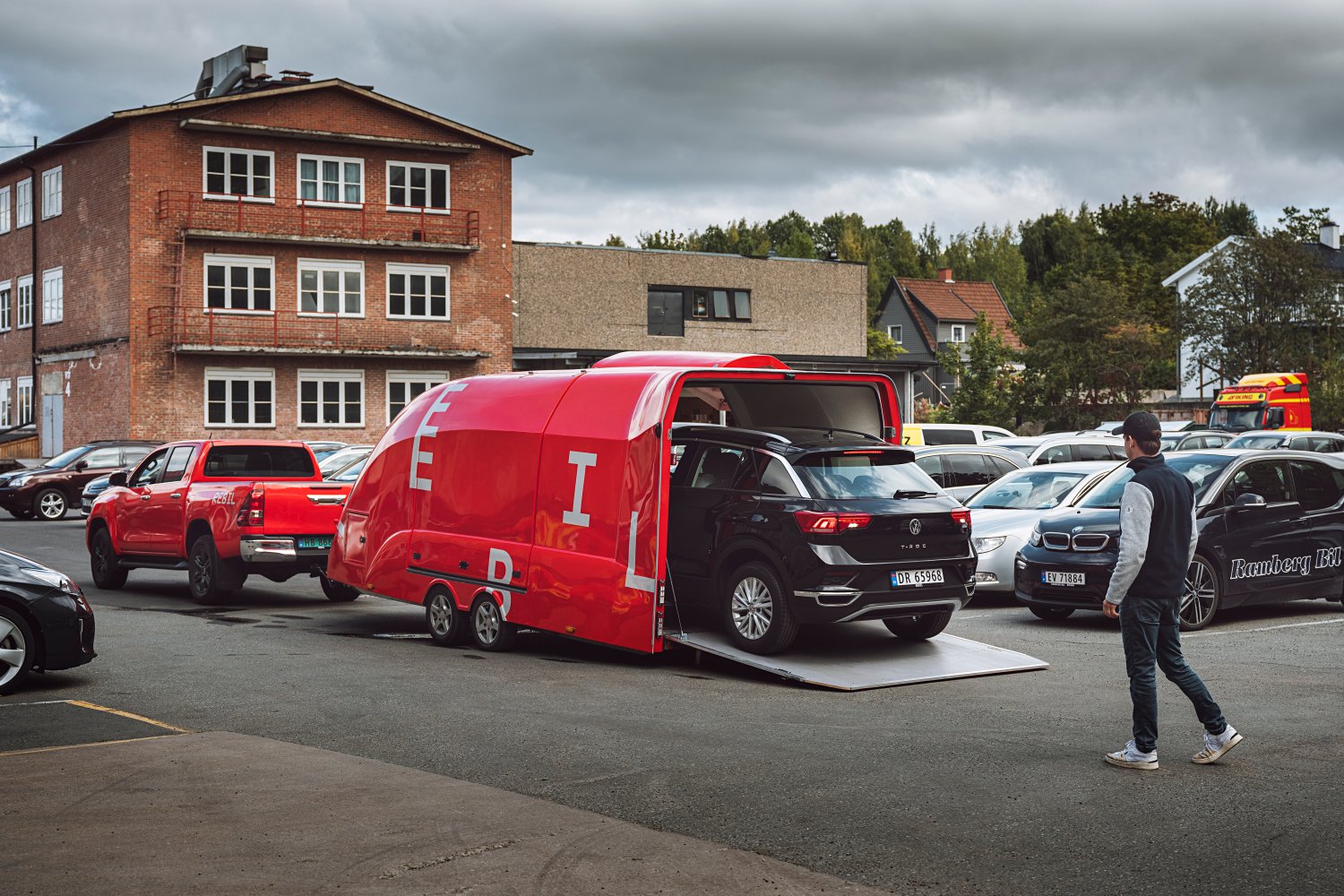 Rebil henter en bruktbil og kjører den inn i en biltilhenger.