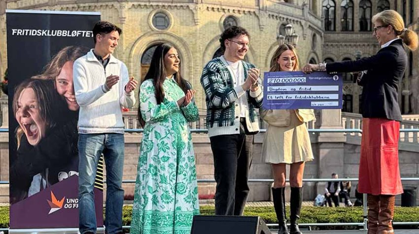 Lorange deler ut den nest største sjekken i Gjensidigestiftelsens historie til Fritidsklubbløftet.