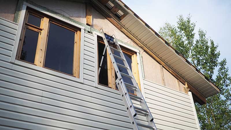 Yttervegg på hus under oppussing.