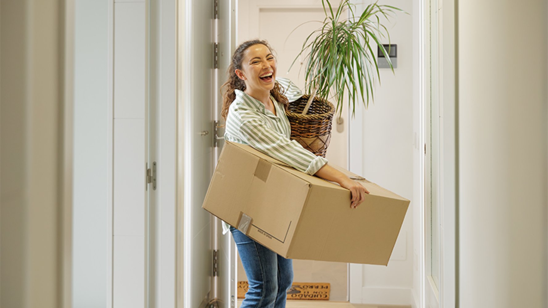 Ung jente som flytter inn i leilighet.