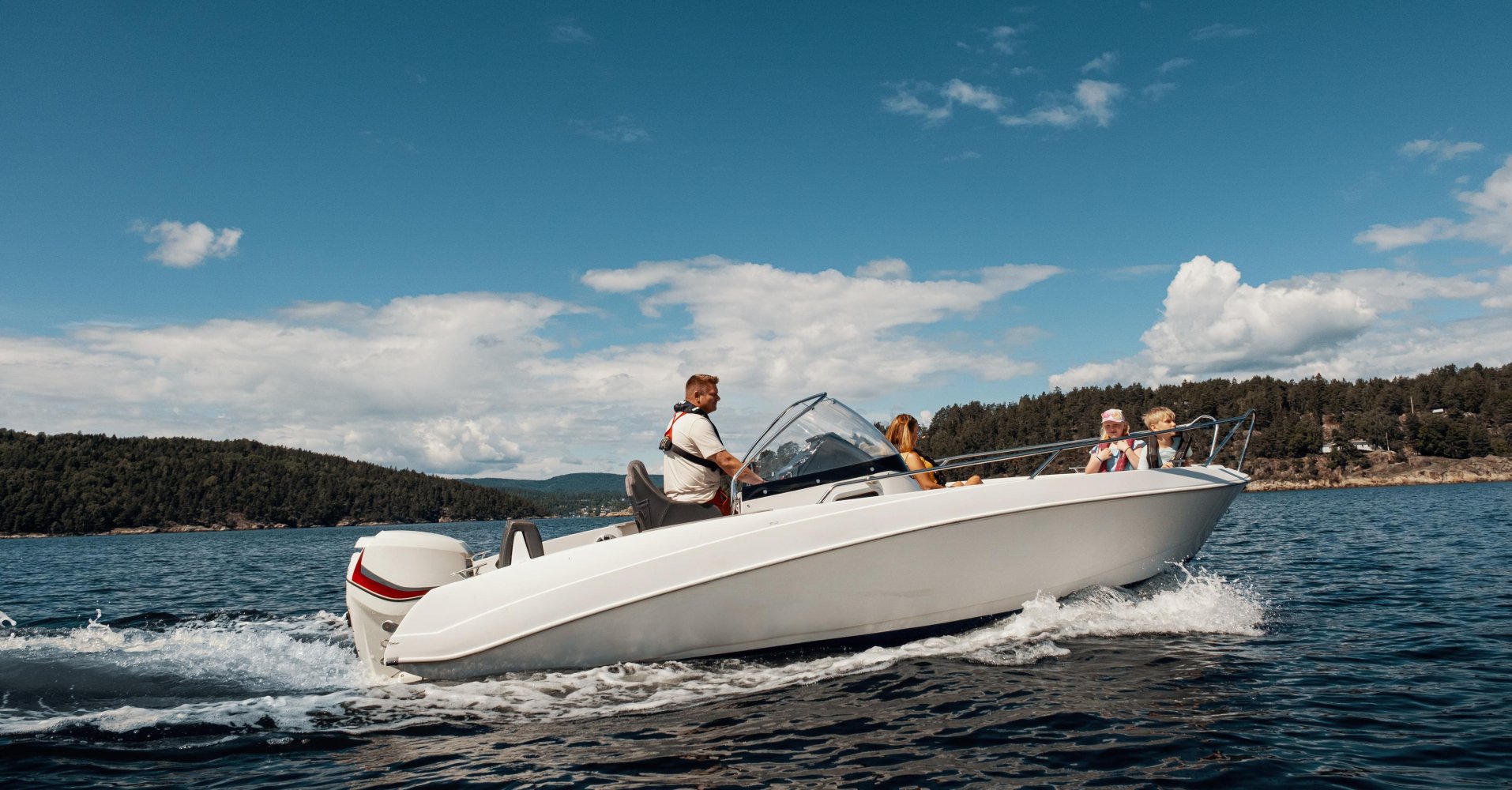 bilde av familie på båttur