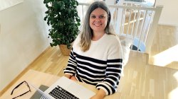 Tina Jerstad i Tenerity sitter hjemme med pc på bordet