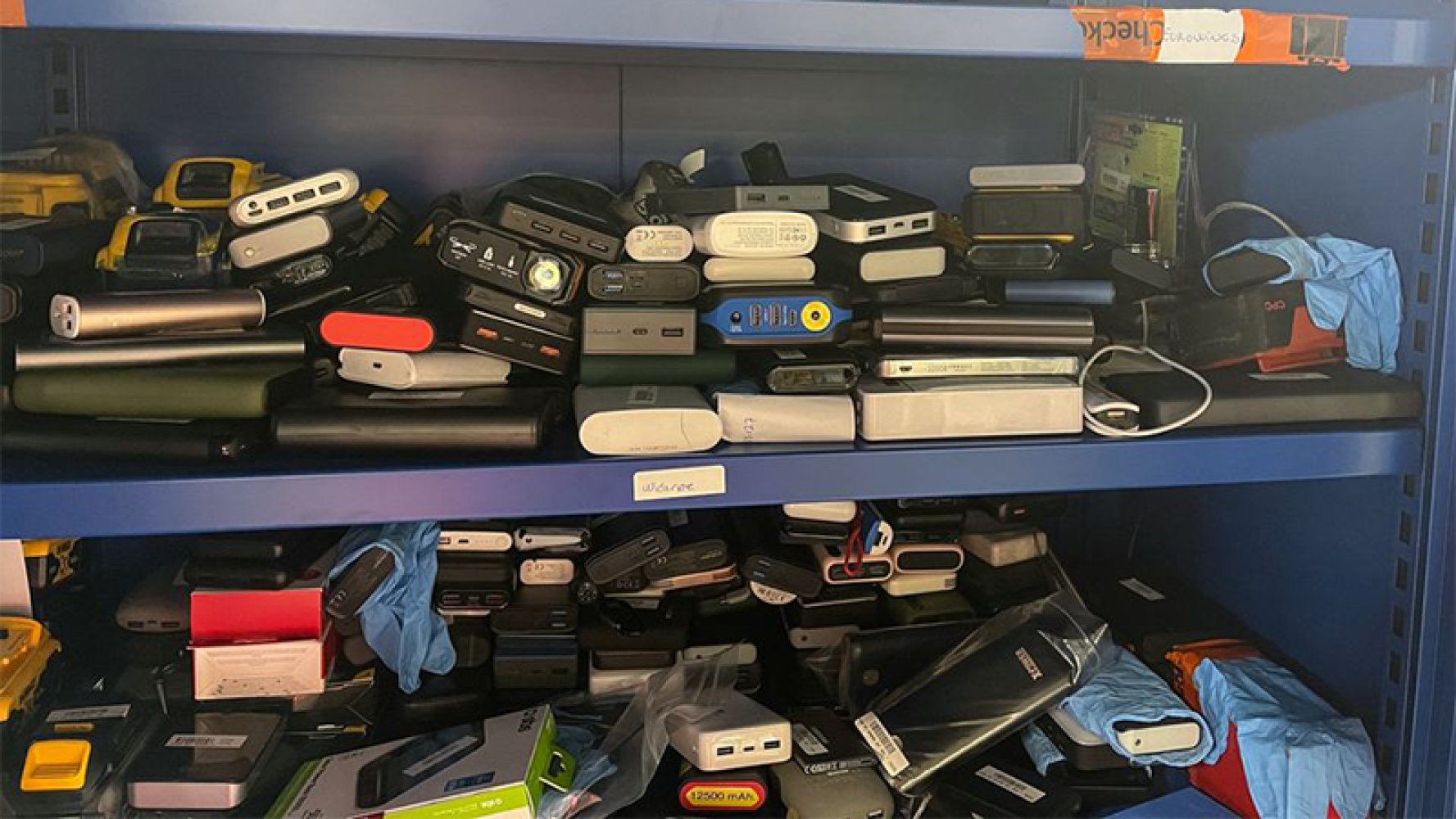 Konfiguerte powerbanks fra innsjekket bagasje. Foto: Avinor