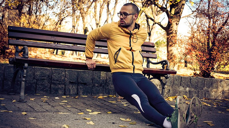 Mann som trener i park