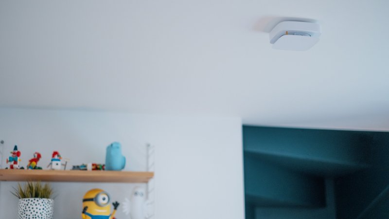 Smart røykvarsler i taket på et moderne hus