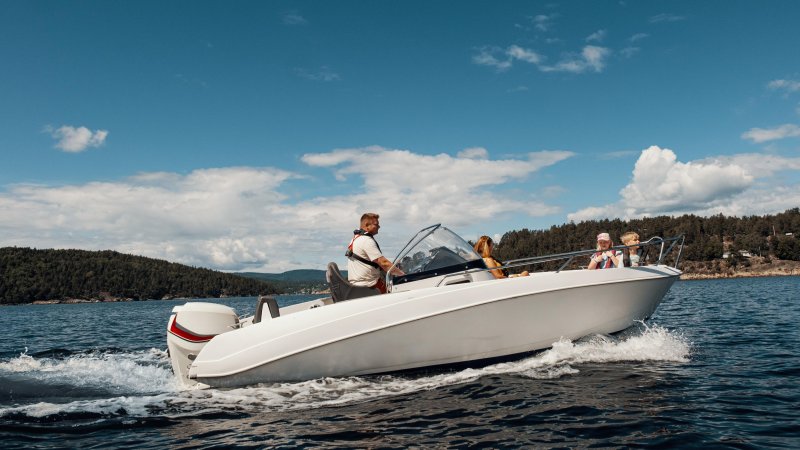 bilde av familie på båttur