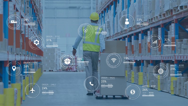 Mann som går gjennom en industrihall