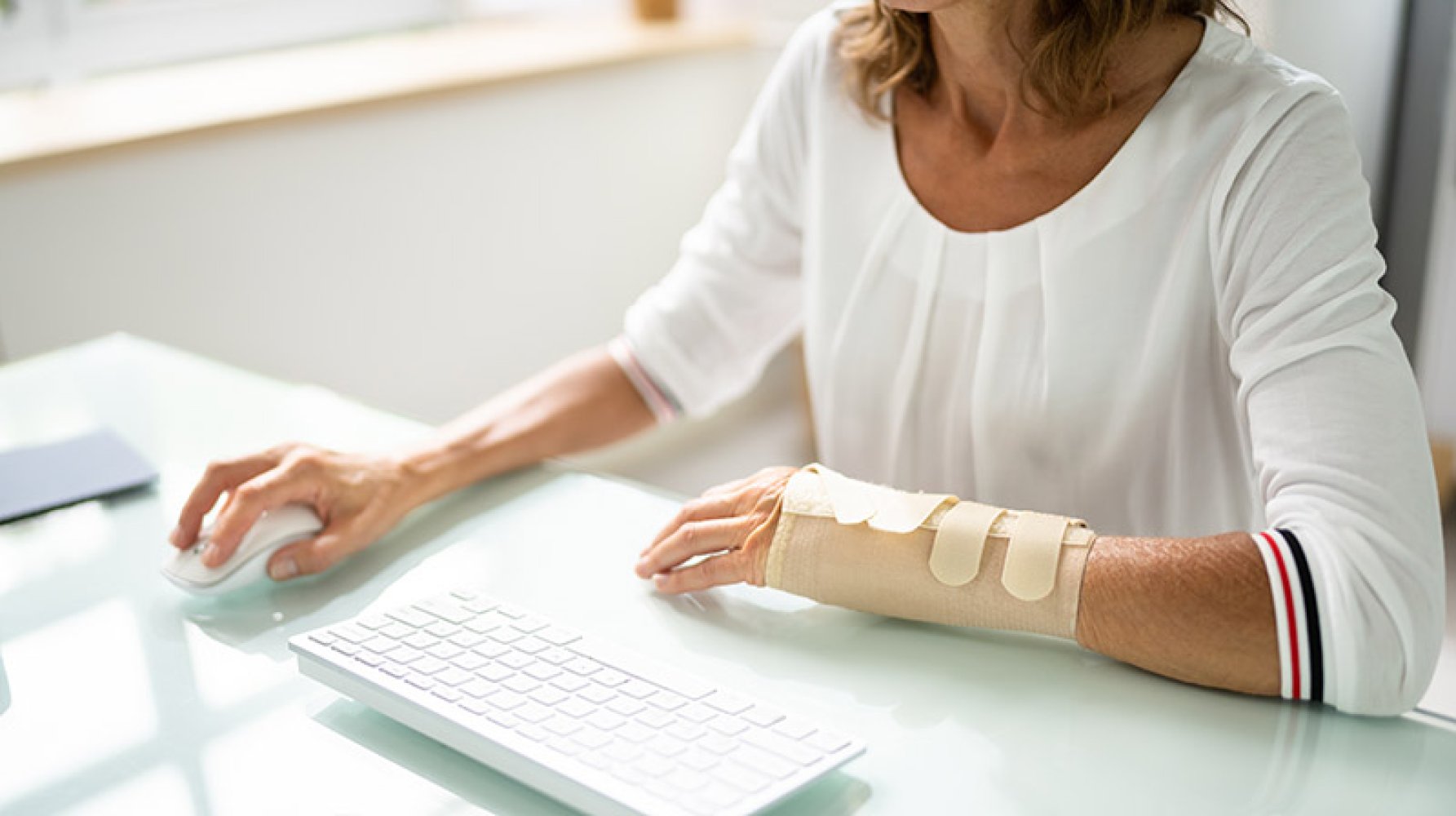 Forretningsdame med brukket hånd