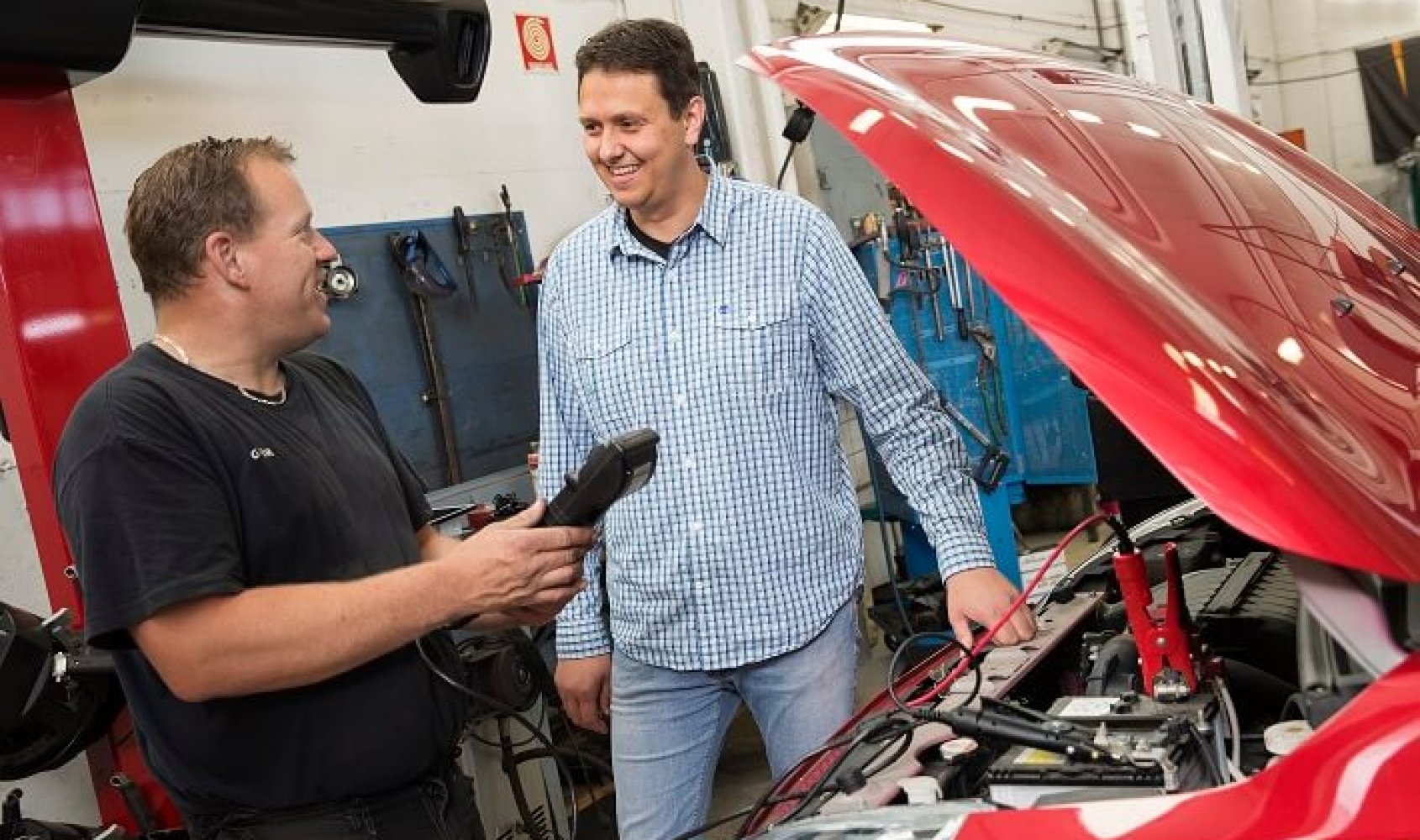 Bilmekaniker. Gjør bilen klar for kulda