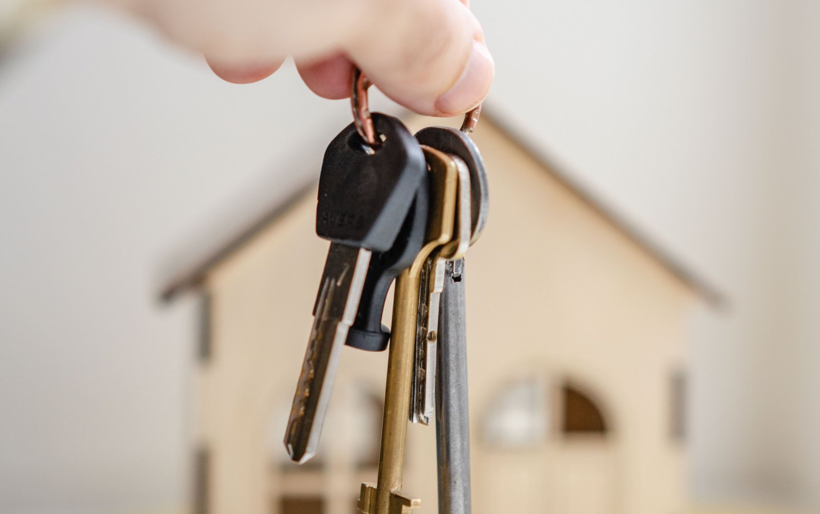 Nøkkelknippe. Hus i bakgrunnen.