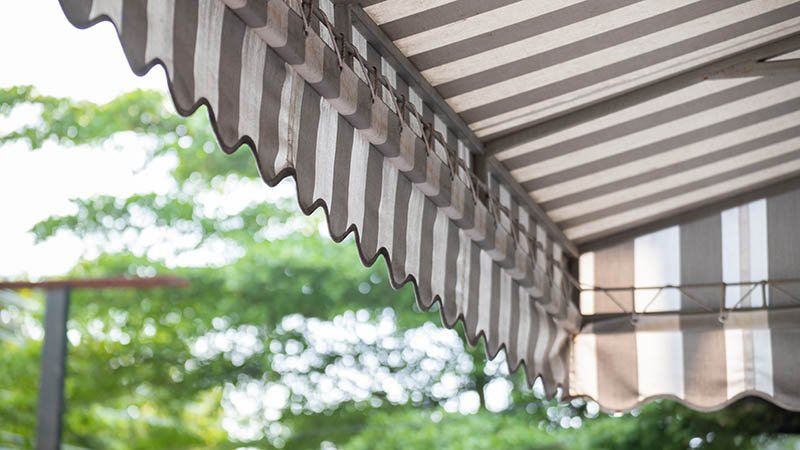 Enkel markise på fasade.