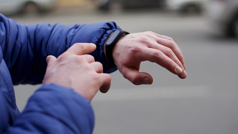 Mann sjekker pulsklokke.