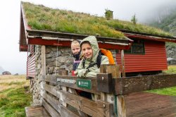 Viglesdalen i Ryfylke. To barn står utenfor DNT-hytte. Foto: Odd Helge Løyning