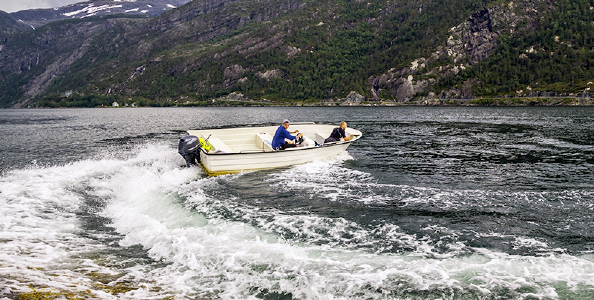 Motorbåt. Høy fart.