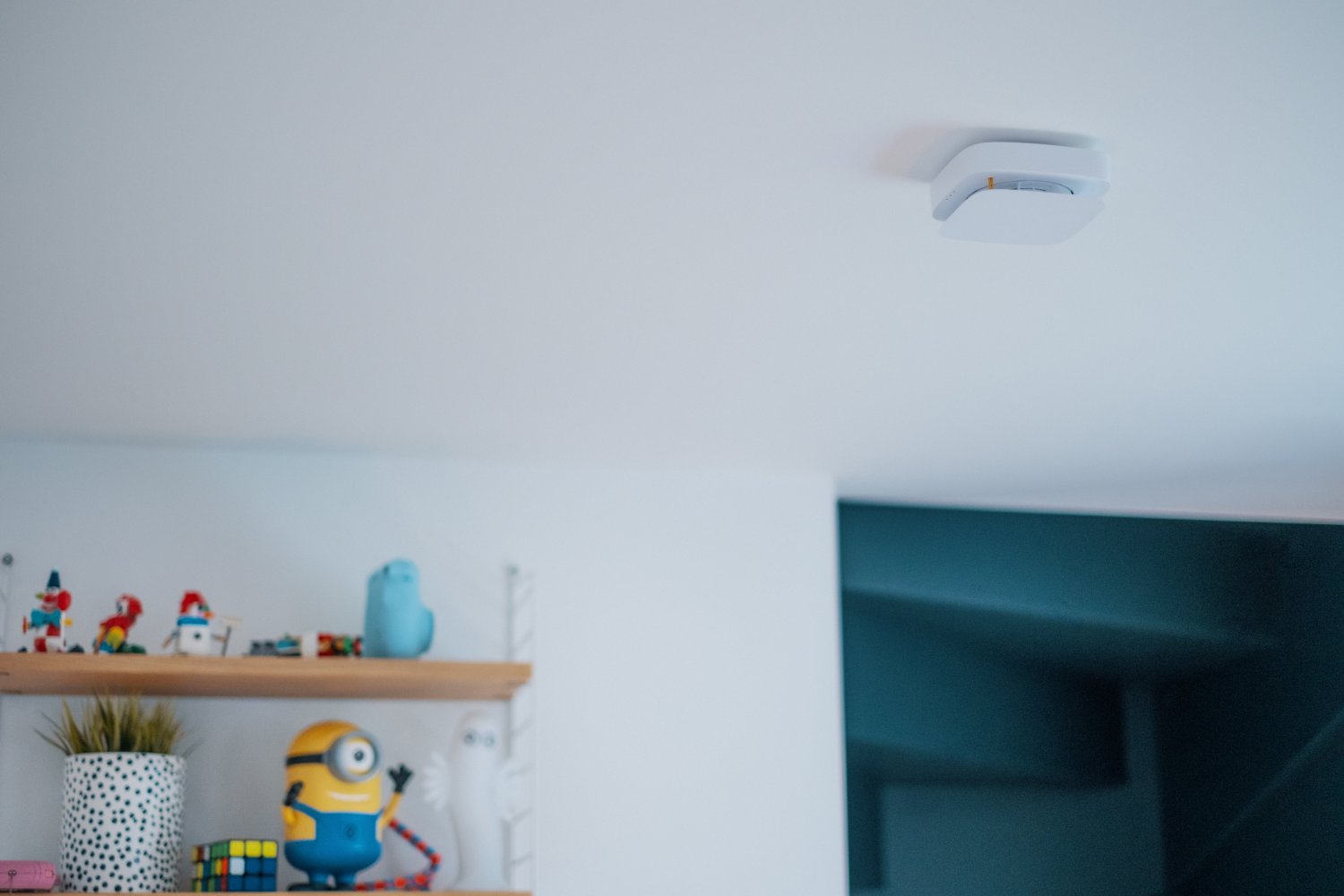 Smart røykvarsler i taket på et moderne hus