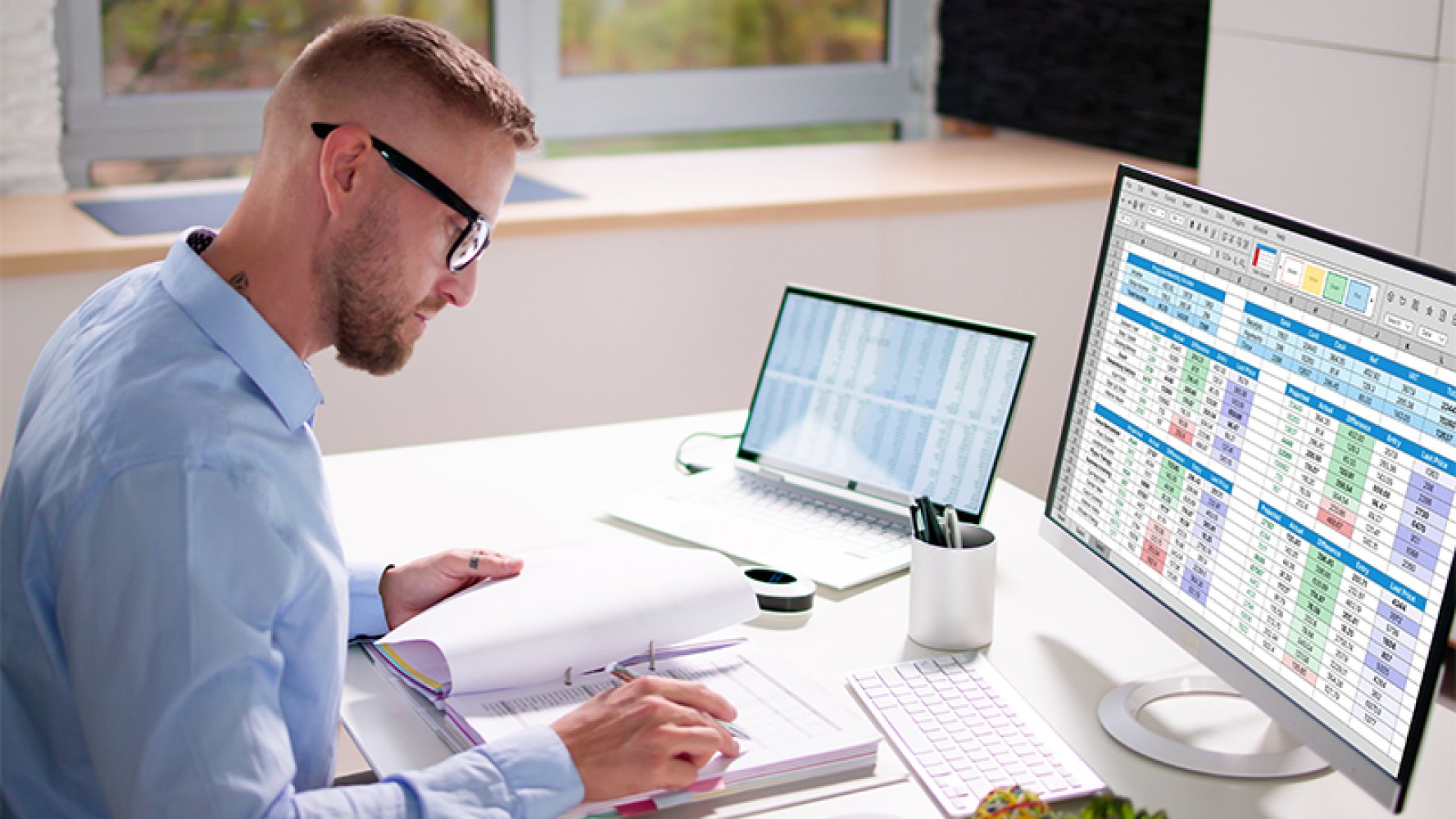 Regnskapsfører i god arbeidsflyt på kontoret.