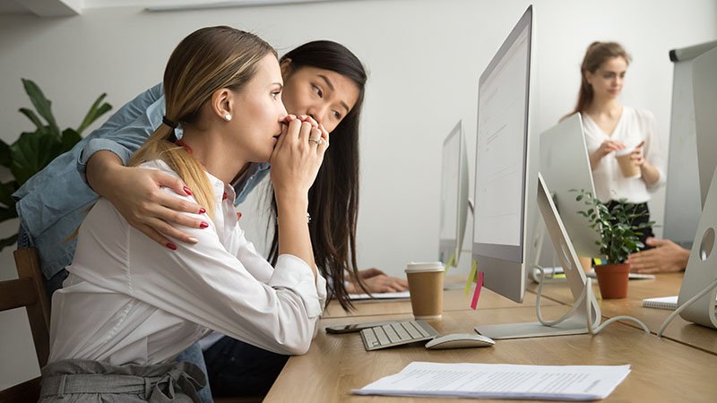 Stresset kollega på kontoret