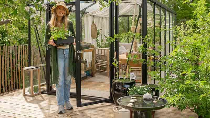 Tanja Hauge Reine utenfor drivhus