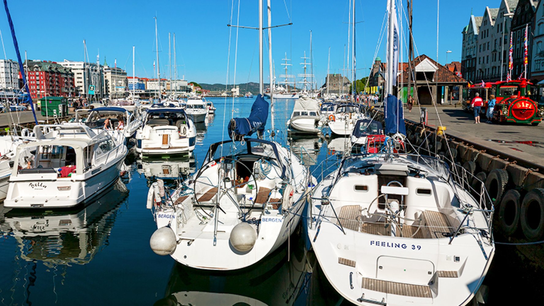 Båter. Brygge. Sol. Sommer.