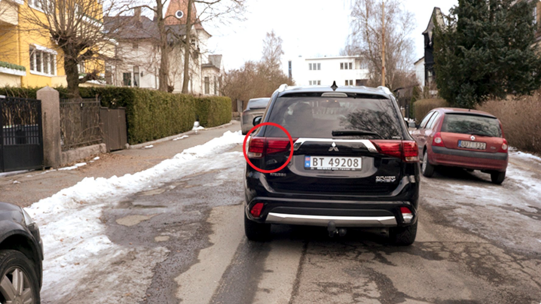 Bil uten tente baklys.