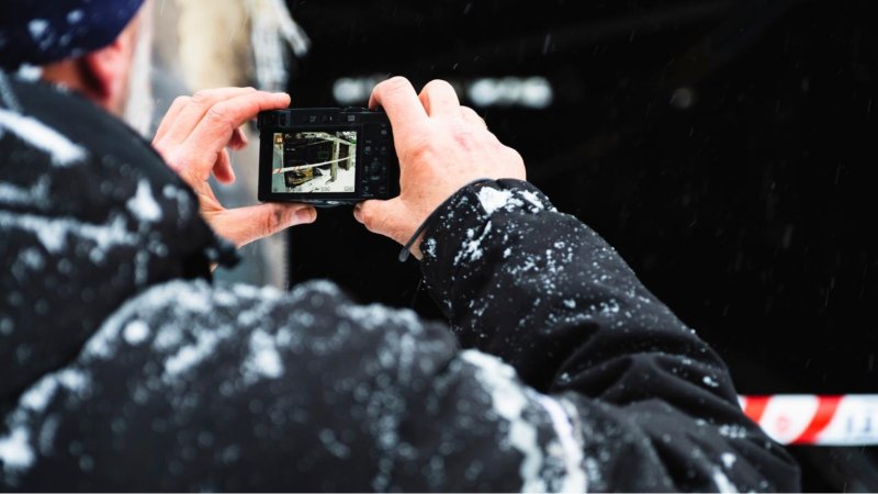 Utreder fra Gjensidige tar bilde av åsted.