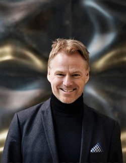 Lars-Erik Mørk fra Gjensidigestiftelsen i mørk genser og grå blazer