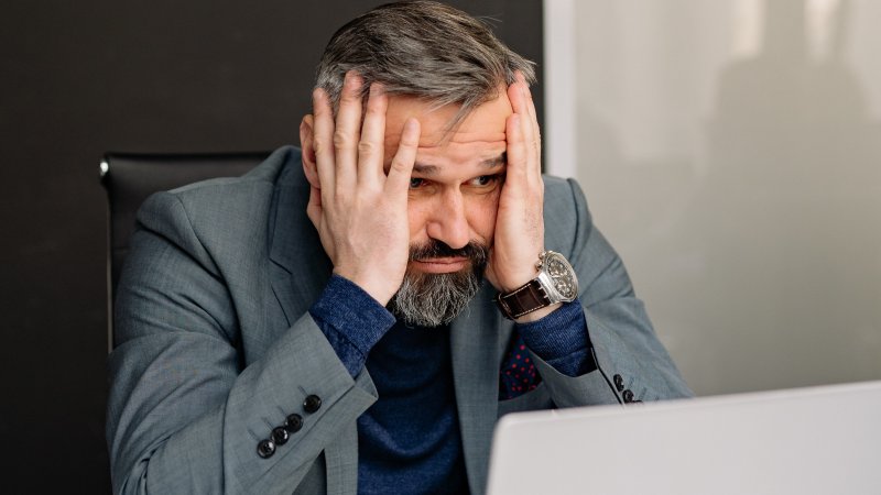 Mann. Oppgitt. PC-skjerm.