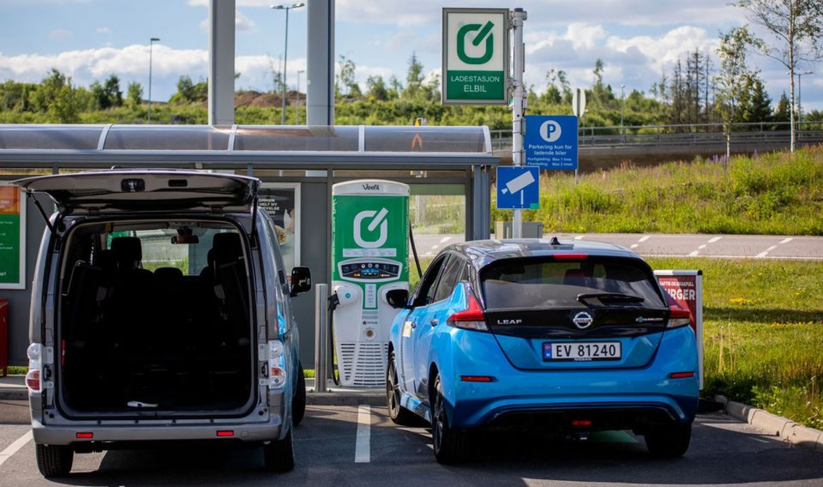 Biler på ladestasjon.