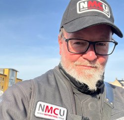 Arild Lind fra Norsk Motorcykkel union med caps og mc-jakke.