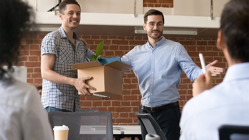 En leder som introduserer en nyansatt for de som jobber i en bedrift.