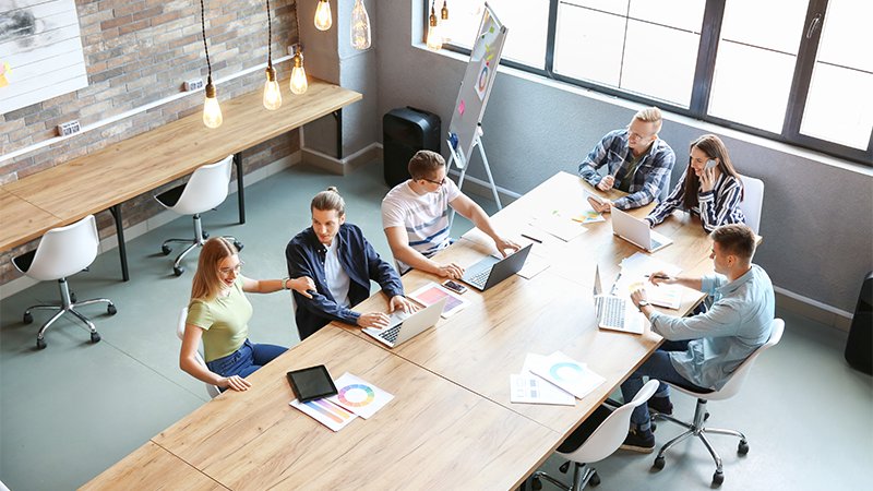 Lite kontormiljø i møte.