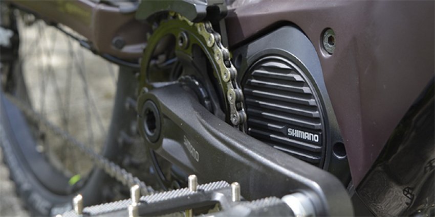 Foto av sykkel der motoren er plassert ved kranken.