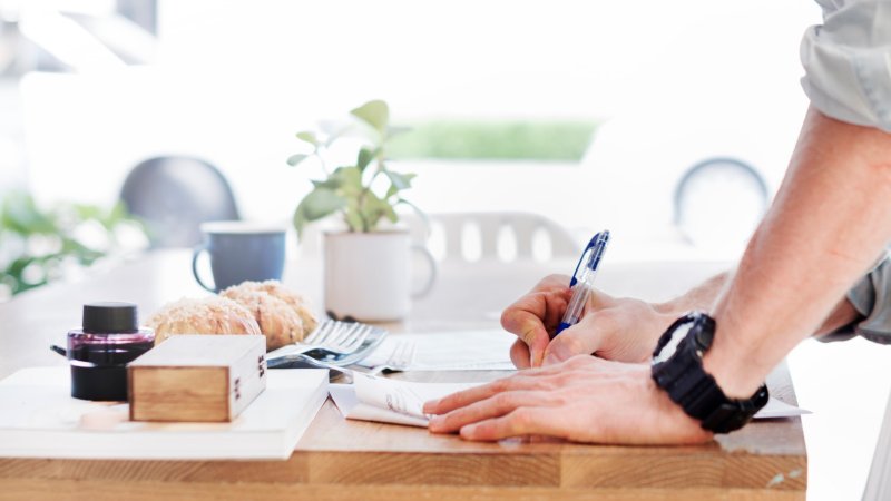 Person som jobber på skrivebord