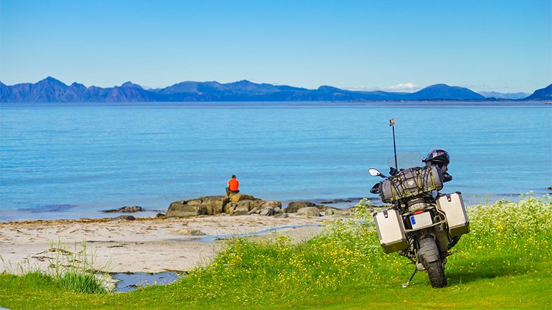Mann på fisketur og mc-tur.