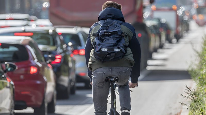 Syklist på vårføre.