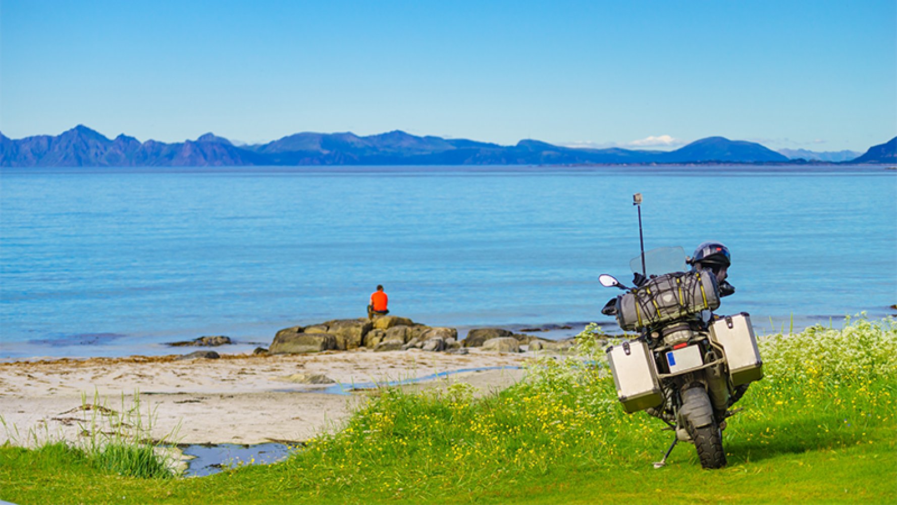 Mann på fisketur og mc-tur.