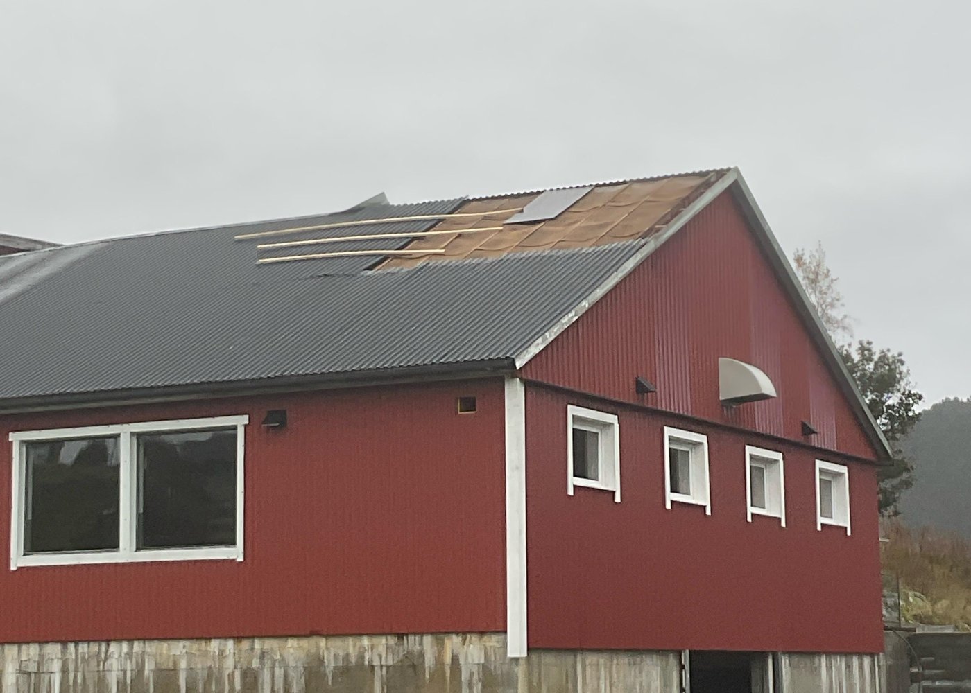 Einar Borgens tak blåste av