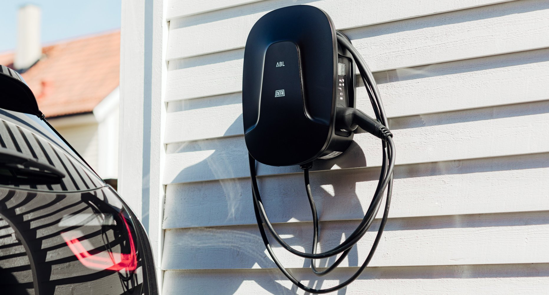 Ladeboks fastmontert på vegg.