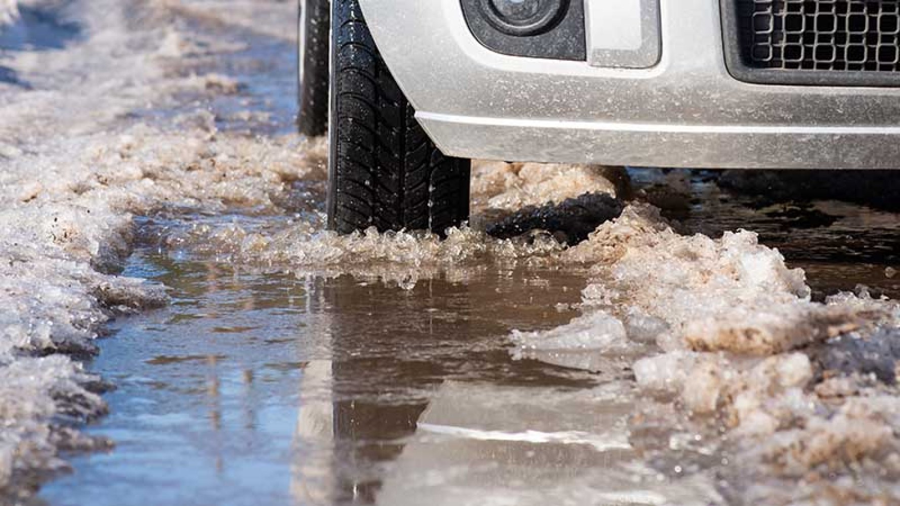 Møkkete bil på vinter- og vårføre.
