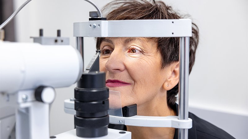 Dame til synskontroll.